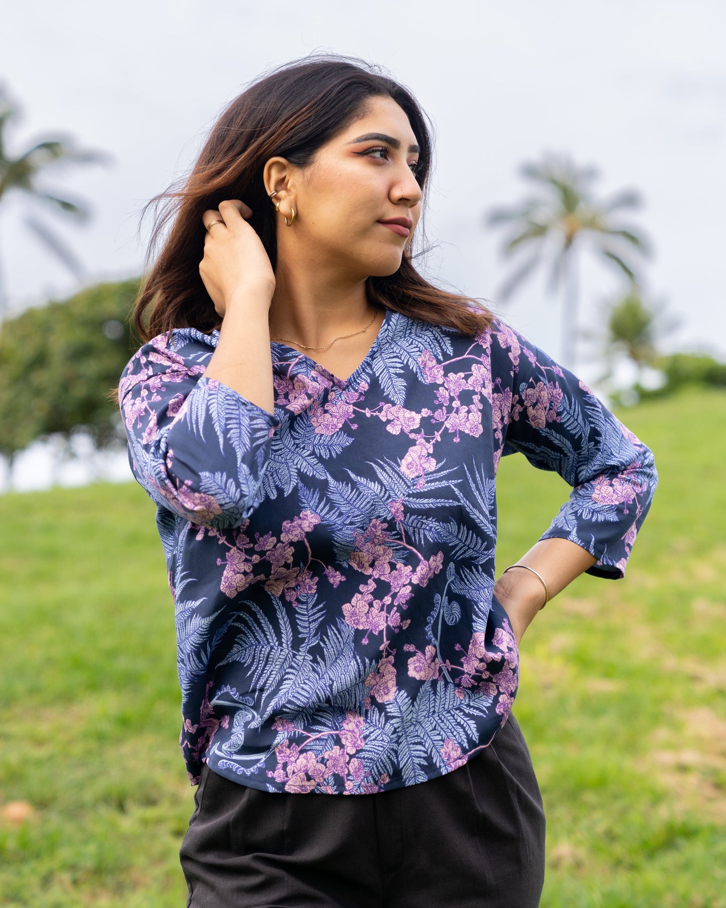 HĀPUʻU 'ILIMA MAUKA TO MAKAI Blue V-Neck Blouse