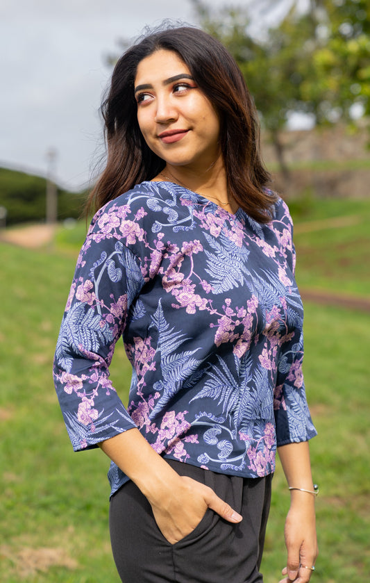 HĀPUʻU 'ILIMA MAUKA TO MAKAI Blue V-Neck Blouse