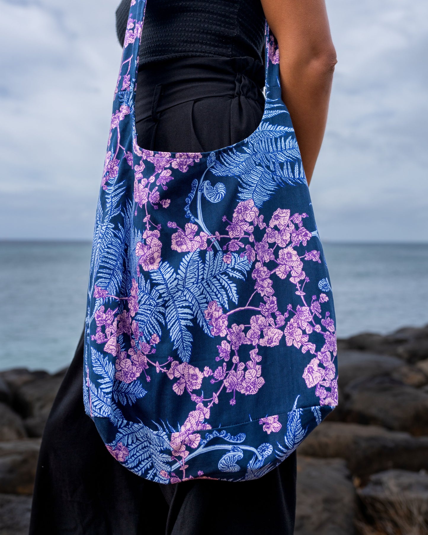 HĀPUʻU 'ILIMA MAUKA TO MAKAI Blue Tote Bag