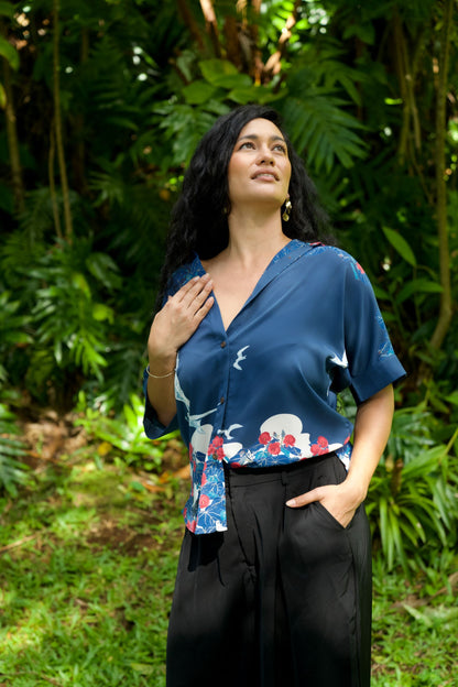 Manu-o-Kū & Hau Tree Women's Blue Kimono Sleeve Aloha Shirt (Iron Free)