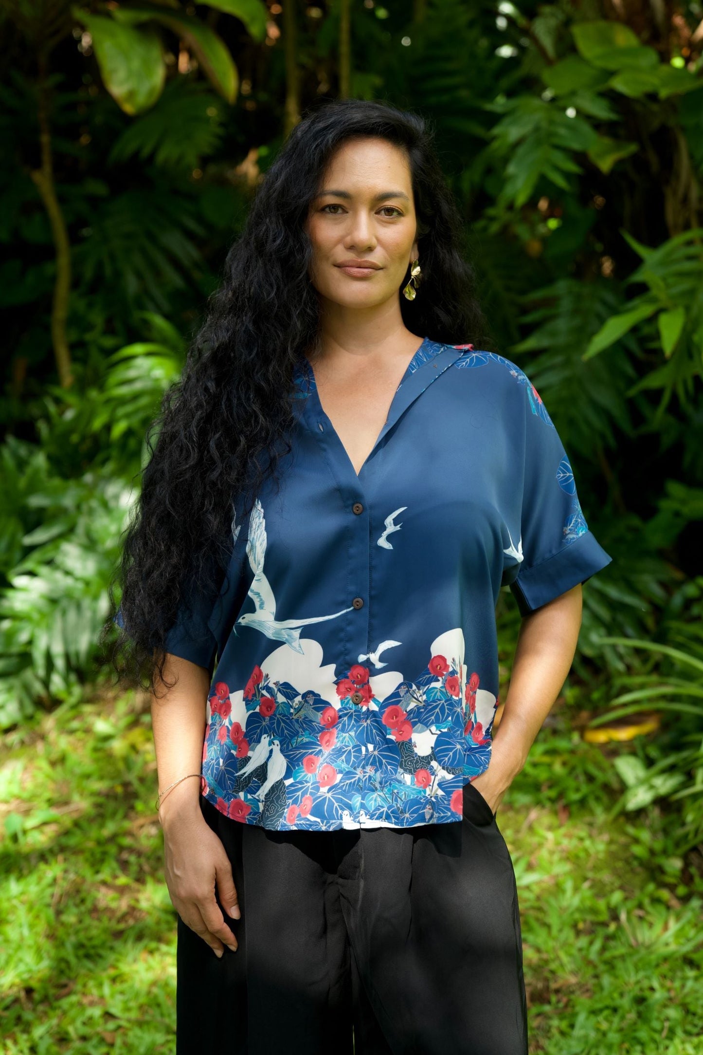 Manu-o-Kū & Hau Tree Women's Blue Kimono Sleeve Aloha Shirt (Iron Free)