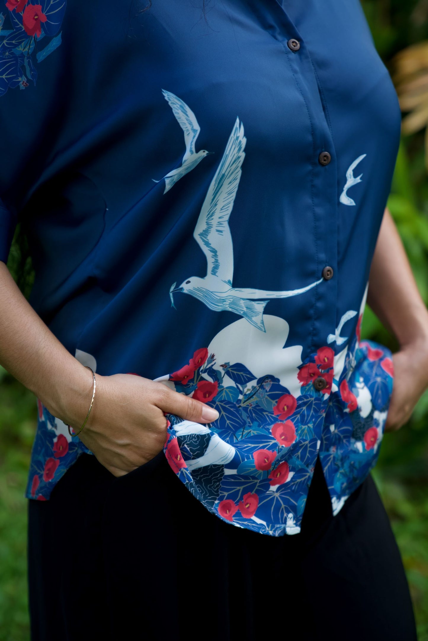 Manu-o-Kū & Hau Tree Women's Blue Kimono Sleeve Aloha Shirt (Iron Free)