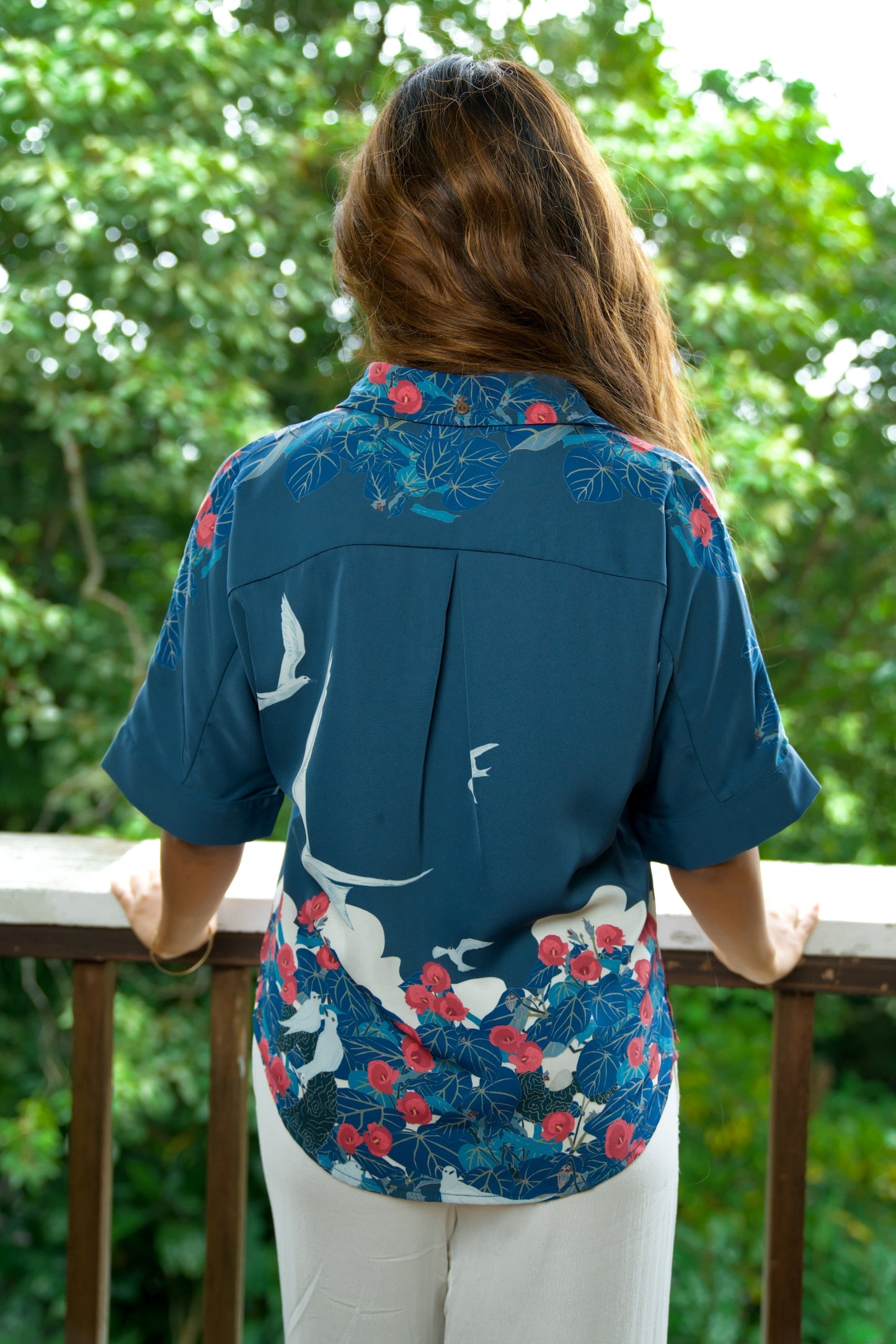 Manu-o-Kū & Hau Tree Women's Blue Kimono Sleeve Aloha Shirt (Iron Free)